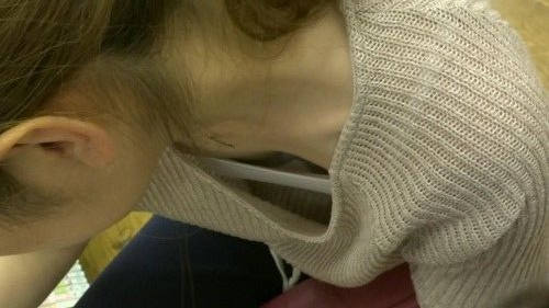 パイチラ エロ画像！ぱいちら女性のリアル盗撮乳首💕素人の美乳おっぱいや谷間をまとめてみたぜ!!004枚目