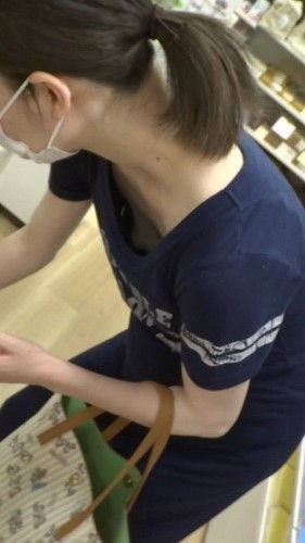 パイチラ エロ画像！ぱいちら女性のリアル盗撮乳首💕素人の美乳おっぱいや谷間をまとめてみたぜ!!005枚目