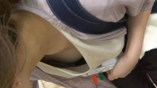 パイチラ エロ画像！ぱいちら女性のリアル盗撮乳首💕素人の美乳おっぱいや谷間をまとめてみたぜ!!008枚目