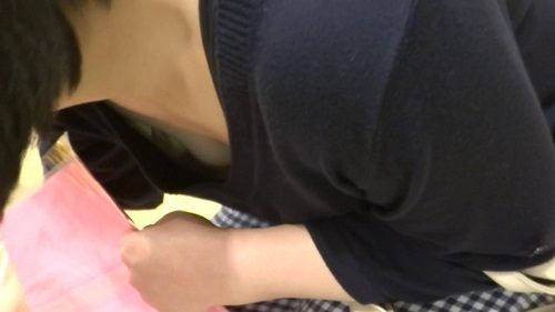 パイチラ エロ画像！ぱいちら女性のリアル盗撮乳首💕素人の美乳おっぱいや谷間をまとめてみたぜ!!009枚目