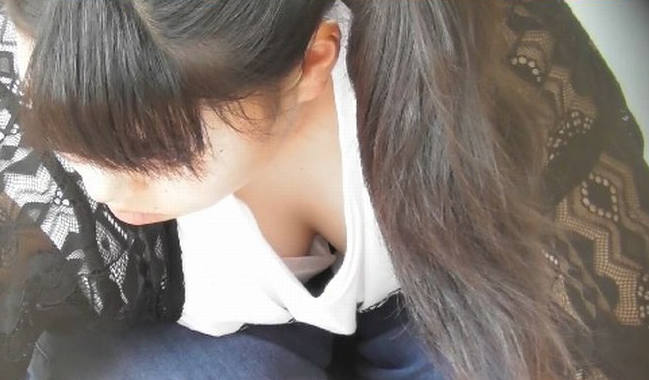 パイチラ エロ画像！ぱいちら女性のリアル盗撮乳首💕素人の美乳おっぱいや谷間をまとめてみたぜ!!012枚目