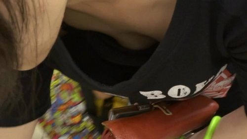 パイチラ エロ画像！ぱいちら女性のリアル盗撮乳首💕素人の美乳おっぱいや谷間をまとめてみたぜ!!013枚目