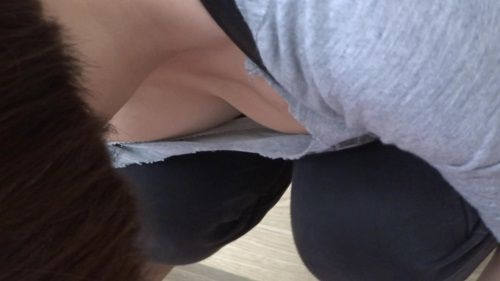 パイチラ エロ画像！ぱいちら女性のリアル盗撮乳首💕素人の美乳おっぱいや谷間をまとめてみたぜ!!014枚目