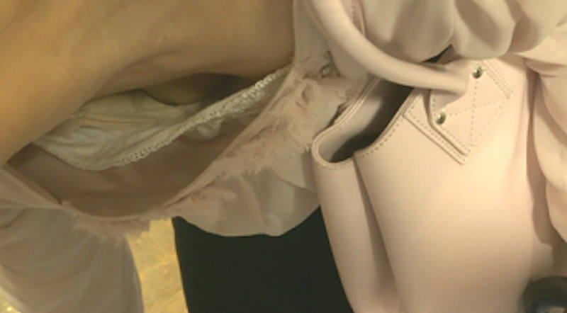 パイチラ エロ画像！ぱいちら女性のリアル盗撮乳首💕素人の美乳おっぱいや谷間をまとめてみたぜ!!017枚目