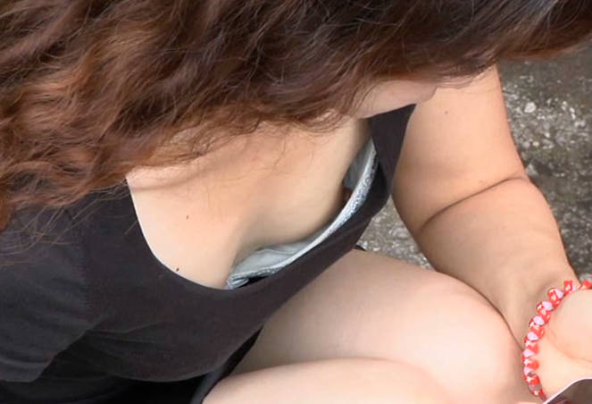 パイチラ エロ画像！ぱいちら女性のリアル盗撮乳首💕素人の美乳おっぱいや谷間をまとめてみたぜ!!019枚目