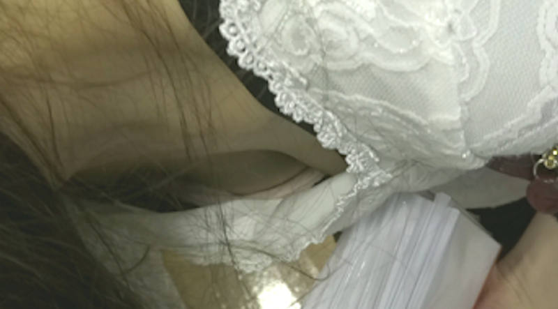 パイチラ エロ画像！ぱいちら女性のリアル盗撮乳首💕素人の美乳おっぱいや谷間をまとめてみたぜ!!022枚目