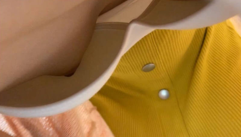 パイチラ エロ画像！ぱいちら女性のリアル盗撮乳首💕素人の美乳おっぱいや谷間をまとめてみたぜ!!025枚目