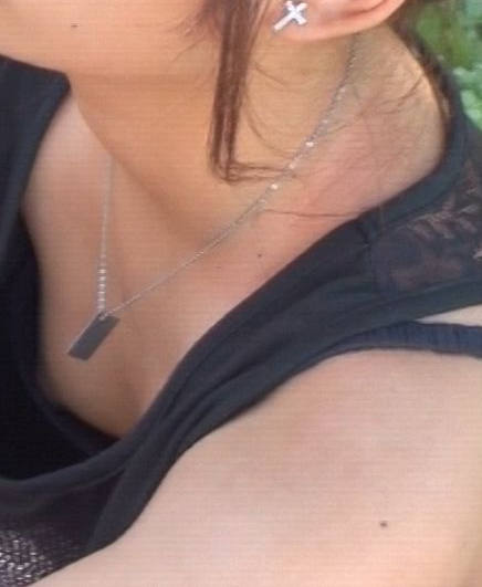 パイチラ エロ画像！ぱいちら女性のリアル盗撮乳首💕素人の美乳おっぱいや谷間をまとめてみたぜ!!026枚目