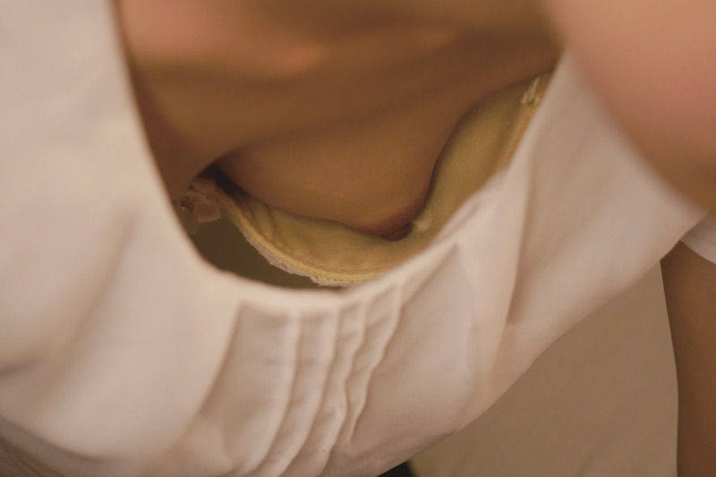 パイチラ エロ画像！ぱいちら女性のリアル盗撮乳首💕素人の美乳おっぱいや谷間をまとめてみたぜ!!028枚目