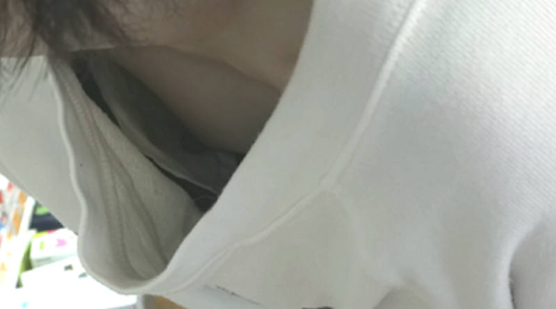 パイチラ エロ画像！ぱいちら女性のリアル盗撮乳首💕素人の美乳おっぱいや谷間をまとめてみたぜ!!029枚目