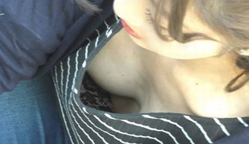 パイチラ エロ画像！ぱいちら女性のリアル盗撮乳首💕素人の美乳おっぱいや谷間をまとめてみたぜ!!031枚目