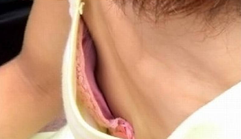 パイチラ エロ画像！ぱいちら女性のリアル盗撮乳首💕素人の美乳おっぱいや谷間をまとめてみたぜ!!032枚目