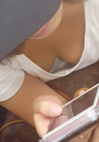 パイチラ エロ画像！ぱいちら女性のリアル盗撮乳首💕素人の美乳おっぱいや谷間をまとめてみたぜ!!033枚目