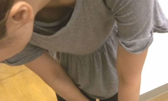 パイチラ エロ画像！ぱいちら女性のリアル盗撮乳首💕素人の美乳おっぱいや谷間をまとめてみたぜ!!042枚目