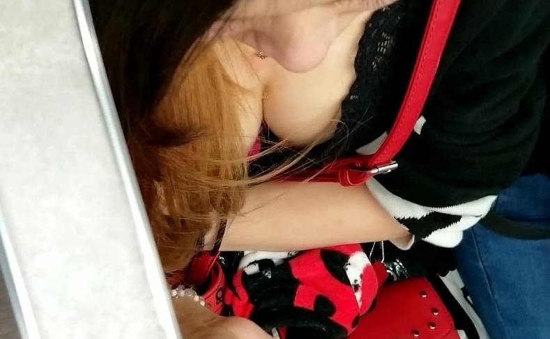 パイチラ エロ画像！ぱいちら女性のリアル盗撮乳首💕素人の美乳おっぱいや谷間をまとめてみたぜ!!043枚目