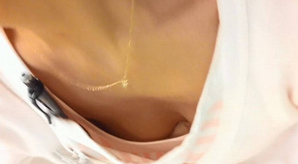 パイチラ エロ画像！ぱいちら女性のリアル盗撮乳首💕素人の美乳おっぱいや谷間をまとめてみたぜ!!044枚目