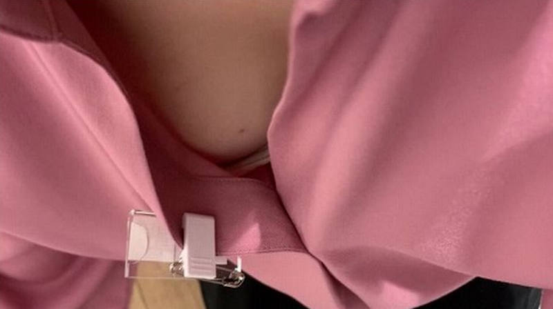 パイチラ エロ画像！ぱいちら女性のリアル盗撮乳首💕素人の美乳おっぱいや谷間をまとめてみたぜ!!046枚目