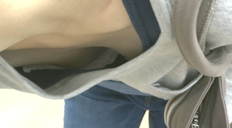 パイチラ エロ画像！ぱいちら女性のリアル盗撮乳首💕素人の美乳おっぱいや谷間をまとめてみたぜ!!048枚目