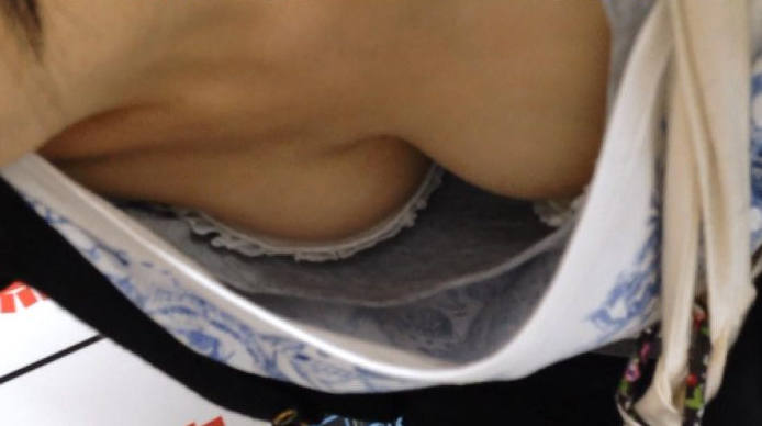 パイチラ エロ画像！ぱいちら女性のリアル盗撮乳首💕素人の美乳おっぱいや谷間をまとめてみたぜ!!051枚目