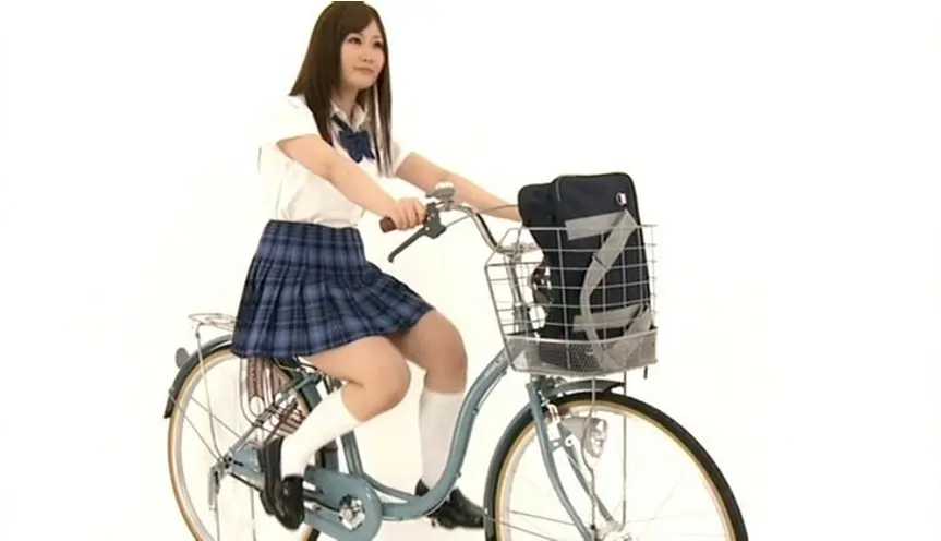 サドルになりたくなる自転車パンチラ004