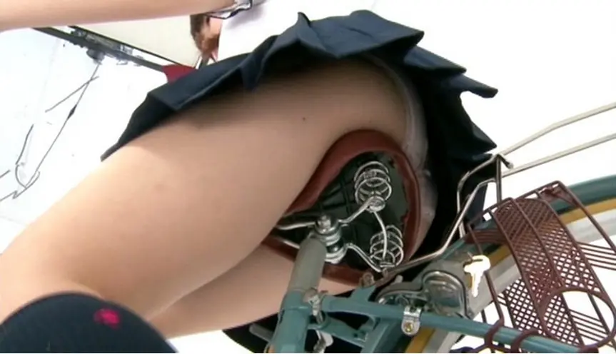 サドルになりたくなる自転車パンチラ019