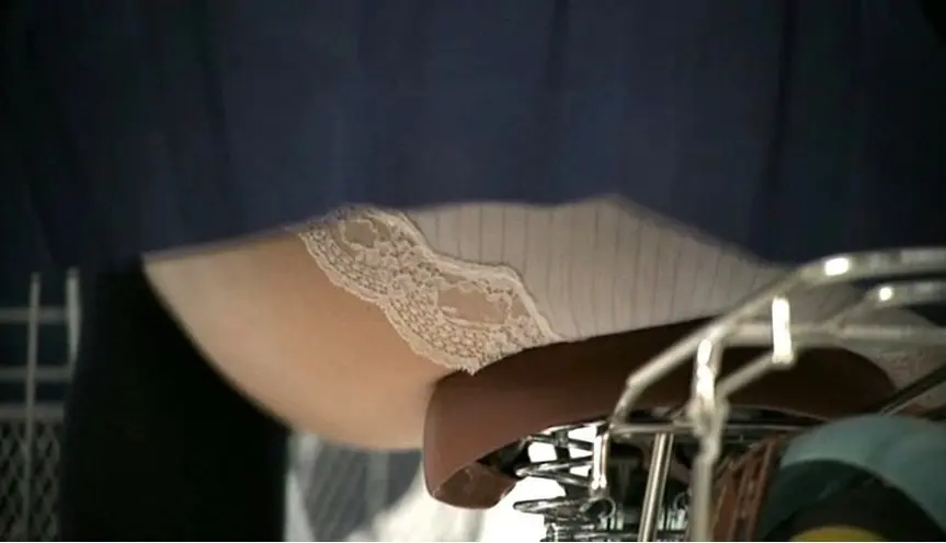 サドルになりたくなる自転車パンチラ033