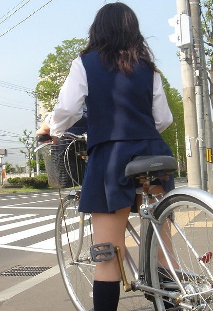 自転車に跨るミニスカ女子のパンチラ率がハンパない017