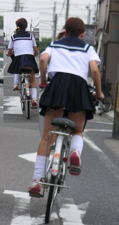 自転車に跨るミニスカ女子のパンチラ率がハンパない020