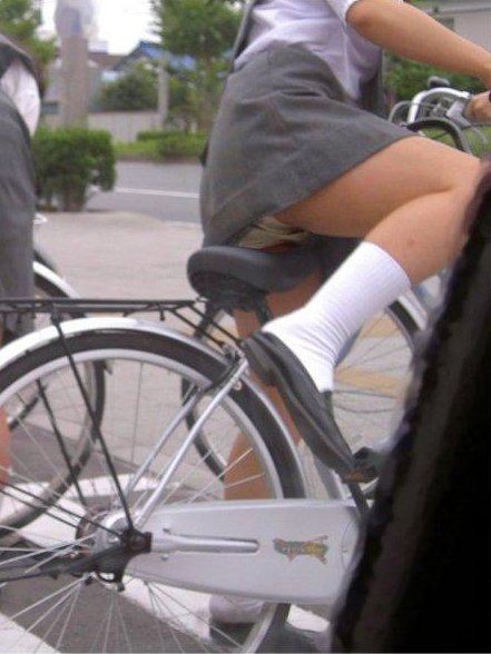自転車に跨るミニスカ女子のパンチラ率がハンパない022