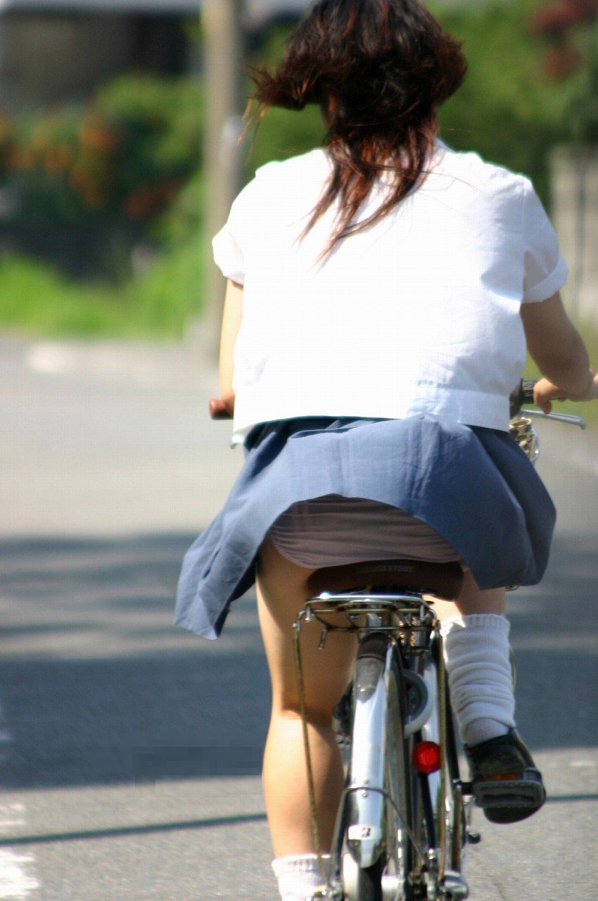 自転車に跨るミニスカ女子のパンチラ率がハンパない026