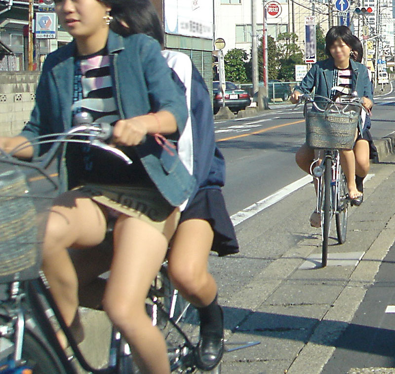 自転車に跨るミニスカ女子のパンチラ率がハンパない028
