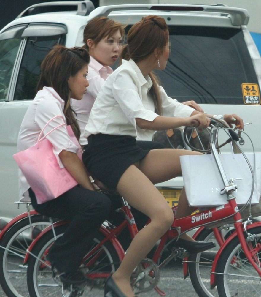 自転車に跨るミニスカ女子のパンチラ率がハンパない030
