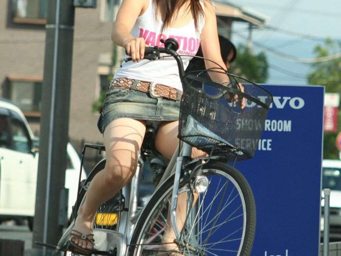 自転車に跨るミニスカ女子のパンチラ率がハンパない036