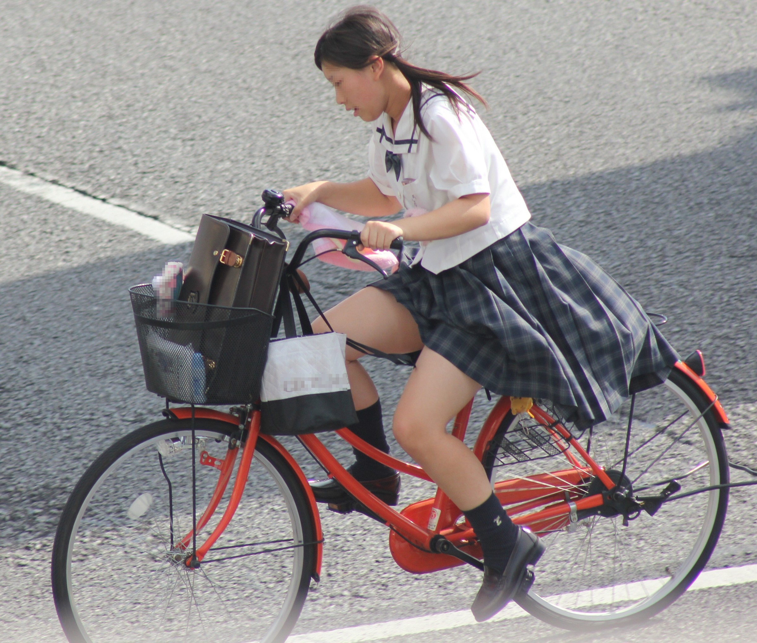 パンチラ製造機に跨るミニスカ女子008