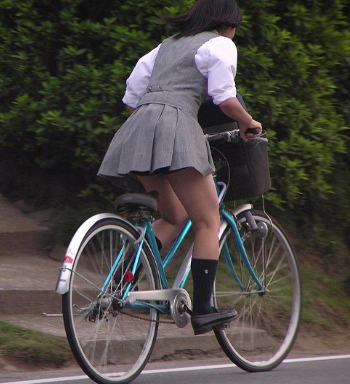 自転車パンチラってなんでこんなに卑猥なの006