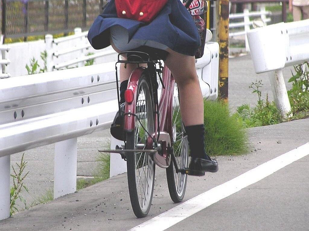 スカートで自転車に乗る素人ちゃんたち！パンツ見えてますけど・・・ (画像60枚)027