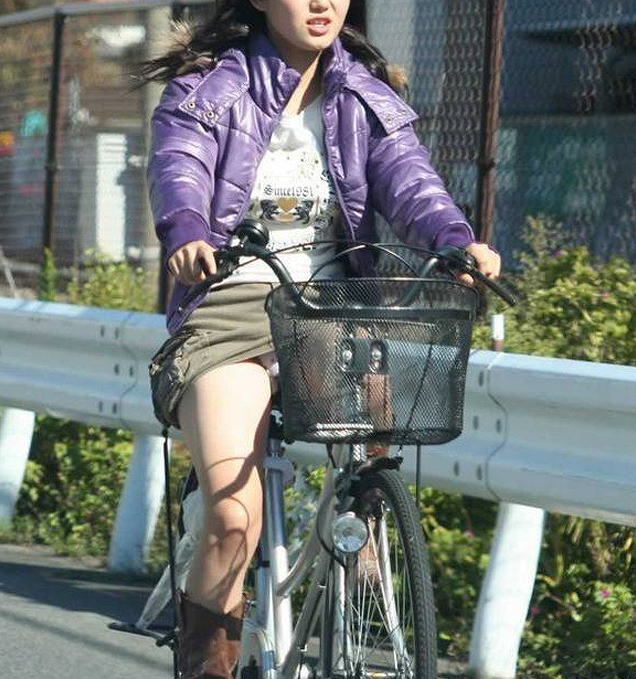スカートで自転車に乗る素人ちゃんたち！パンツ見えてますけど・・・ (画像60枚)058