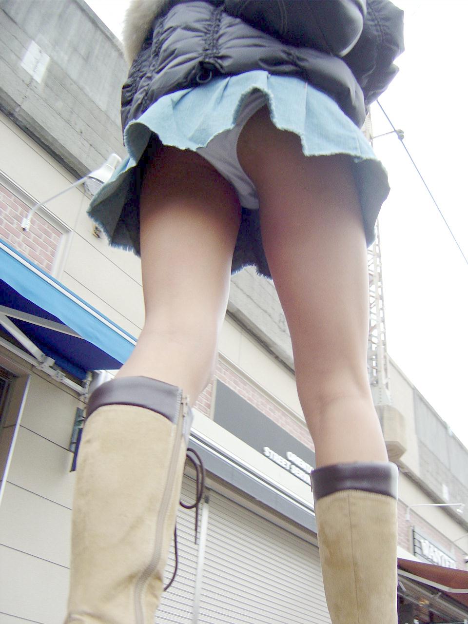 デニムスカート パンチラ画像っす! ミニスカでパンツ見えちゃってます♡下着もオシャレなのか見てみようぜ!!010