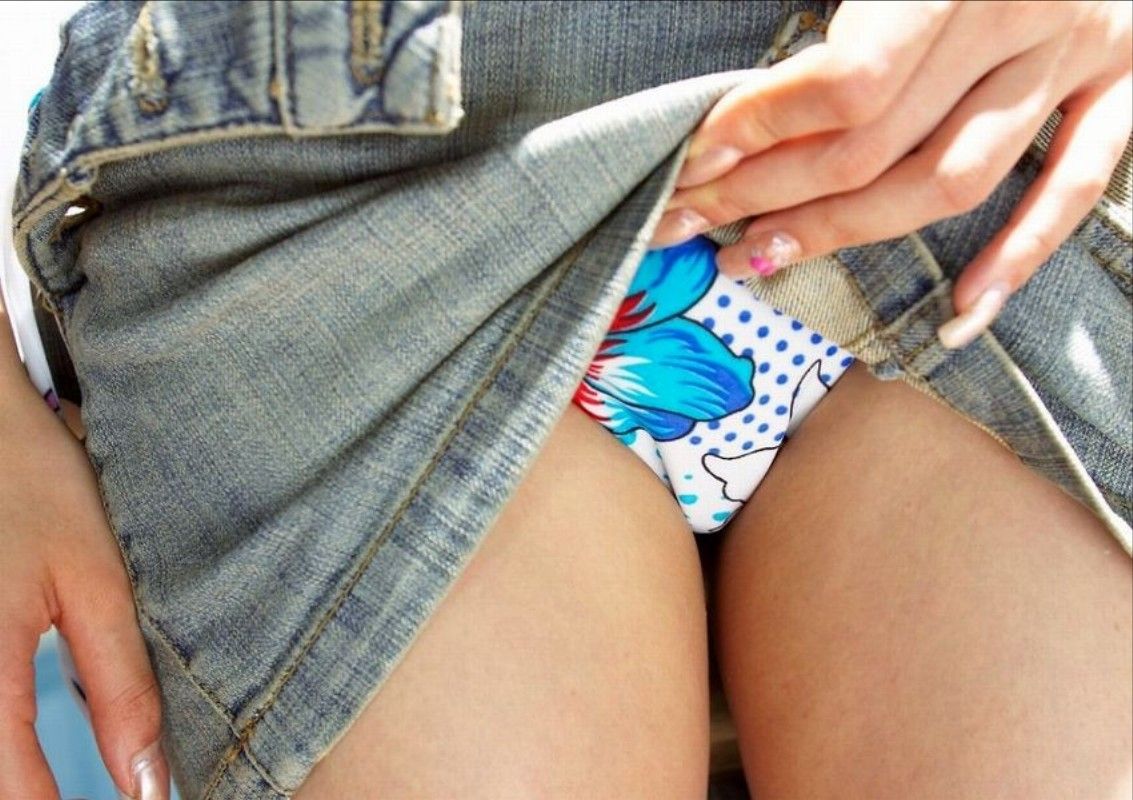 デニムスカート パンチラ画像っす! ミニスカでパンツ見えちゃってます♡下着もオシャレなのか見てみようぜ!!033