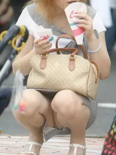 しゃがみパンチラ006