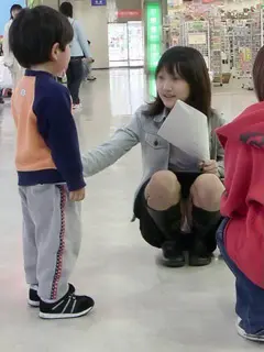 しゃがみパンチラ032
