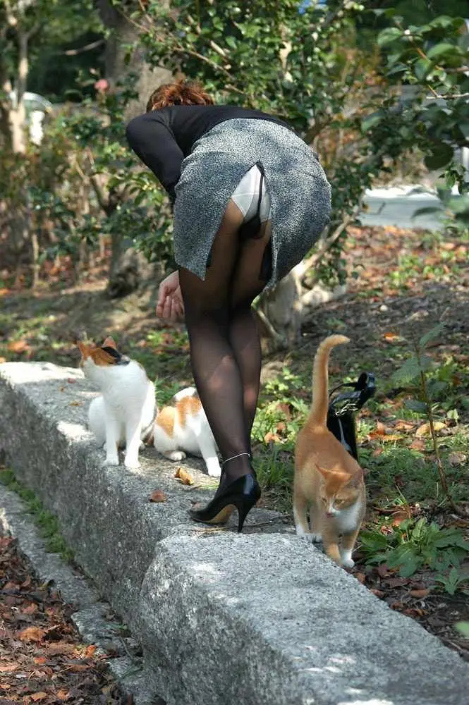 スリット入りスカートの真の役割はパンチラを魅せるため012