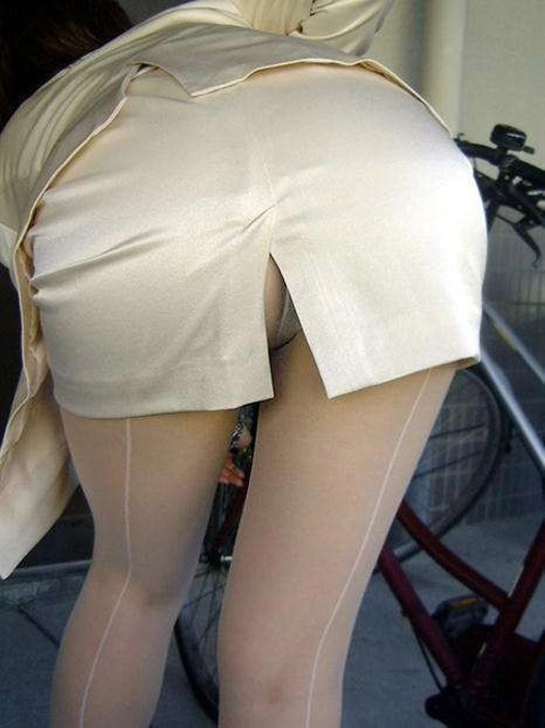 スリット入りスカートの真の役割はパンチラを魅せるため017