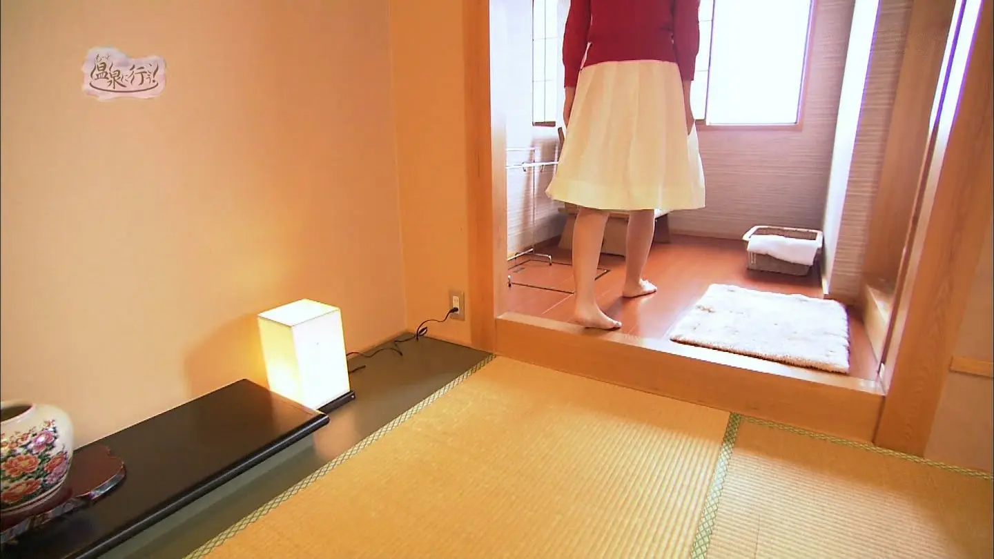 グラドル柚木しおりの『もっと温泉に行こう！』で脱衣全裸エロキャプ015