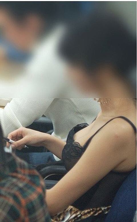 【ハイアングル】美女の胸チラを盗撮したエロ画像006