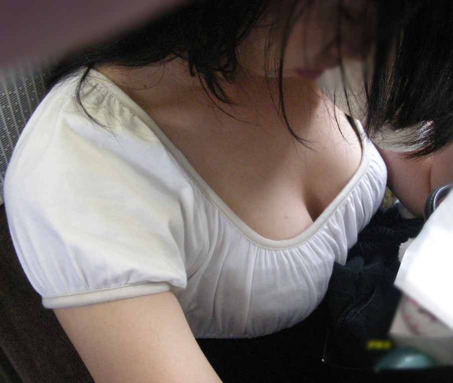 【ハイアングル】美女の胸チラを盗撮したエロ画像011
