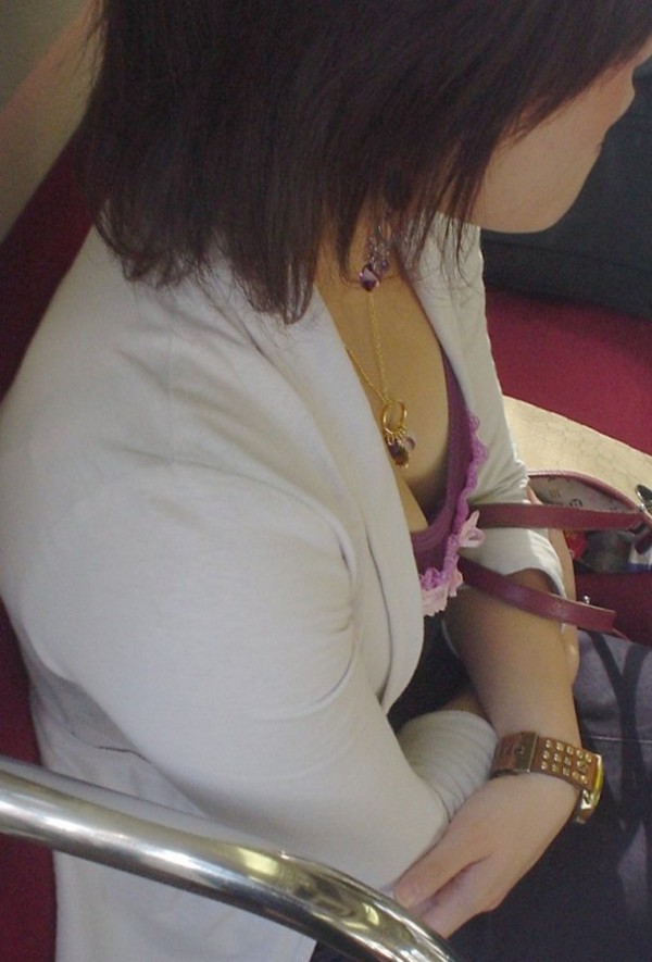 【ハイアングル】美女の胸チラを盗撮したエロ画像014