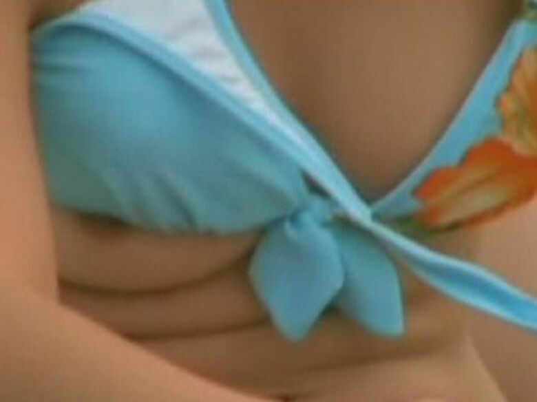 水着ポロリ エロ動画像101枚！ビキニ女子の巨乳おっぱいに乳首ポロリ ハプニングがエロくて抜ける!!041枚目