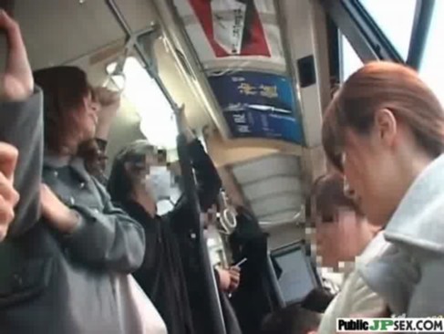 美人OLが電車で痴漢されて盗撮までされてしまったパンチラ動画008
