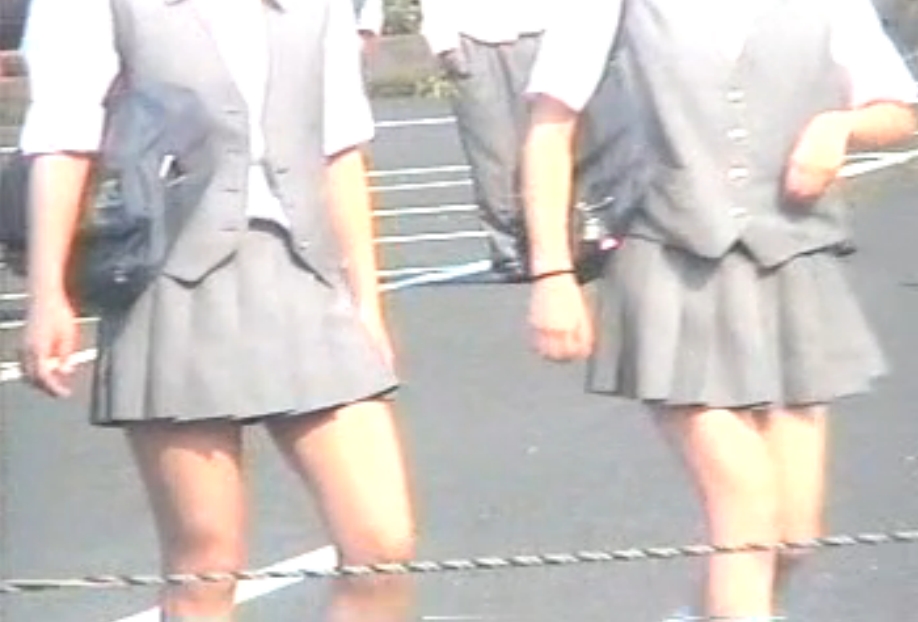 通学中の女子校生がハイキックパンチラ登校動画002